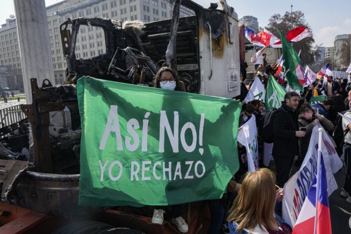 V čilských uliciach sa pred referendom objavovali transparenty za aj proti novej ústave. Foto: TASR/AP