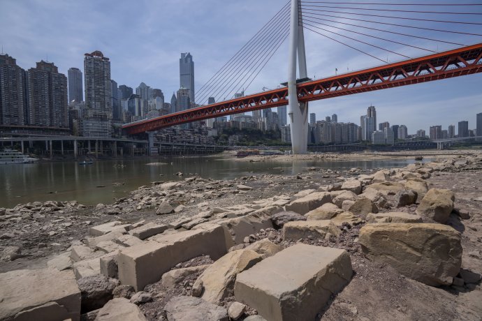 Odhalené skaly na vyschnutom dne rieky Ťia-ling v čínskom meste Čchung-čching. Foto - TASR/AP