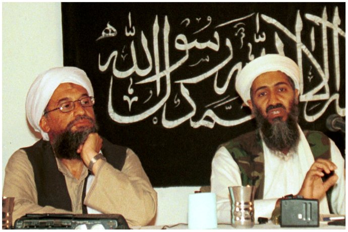 Ajman Zawahrí s Usámom bin Ládinom na archívnom zábere z roku 1998. Foto - TASR/AP