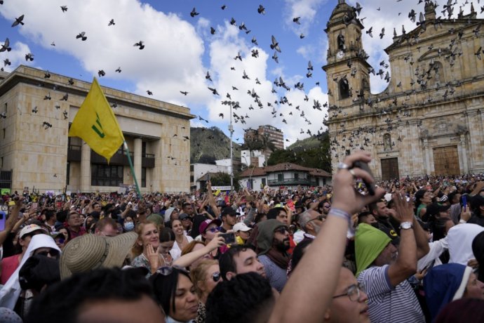 Podporovatelia nového ľavicového prezidenta Kolumbie Gustava Petra oslavujú počas jeho inaugurácie. Foto - TASR/AP