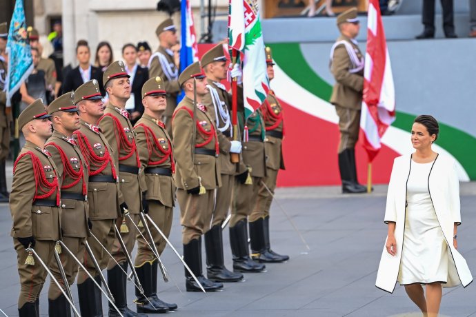 Novák Katalin köztársasági elnök elhalad a katonai díszegység elõtt, mielőtt katonai tiszteletadás mellett felvonják Magyarország nemzeti lobogóját az augusztus 20-ai állami ünnepen. MTI/Illyés Tibor