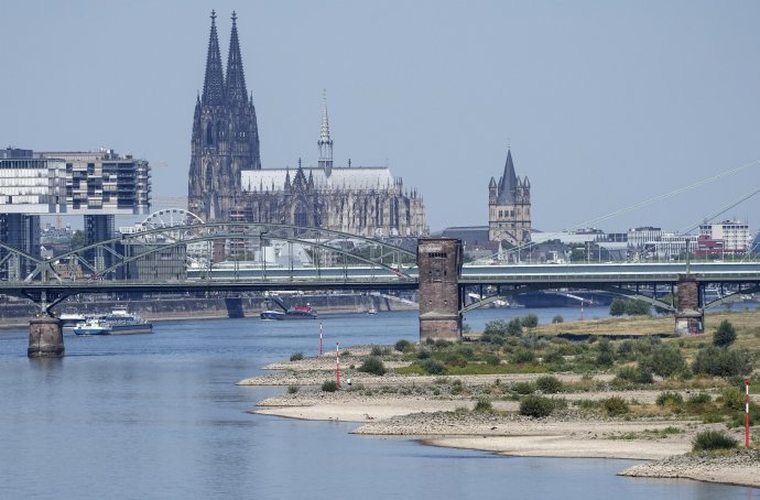 Rýn v nemeckom Kolíne počas mimoriadneho sucha v auguste 2022. Foto - TASR/AP