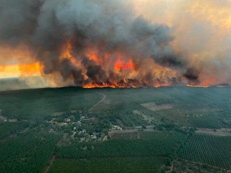 Oheň pri obci Saint Magne. Foto – TASR/AP