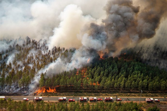 Na leteckej snímke hasiči hasia lesný požiar neďaleko obce Saint-Magne na juhozápade Francúzska vo štvrtok 11. augusta 2022. Foto - TASR/AP