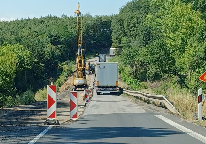 Nemcsak a régi burkolatot távolítják el, megerősítik az út alapját is. Fotó - Napunk/Ibos Emese
