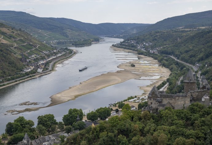 Odhalené skaly na Rýne v Nemecku po týždňoch sucha. Foto - TASR/AP