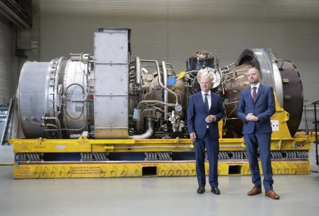 Nemecký kancelár Olaf Scholz navštívil spoločnosť Siemens, v ktorej sa momentálne nachádza ruská turbína. Foto – TASR/AP
