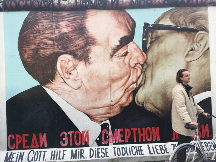 Brežnev a Honecker na slávnom grafiti v Berlíne. Foto N - Mirek Tóda