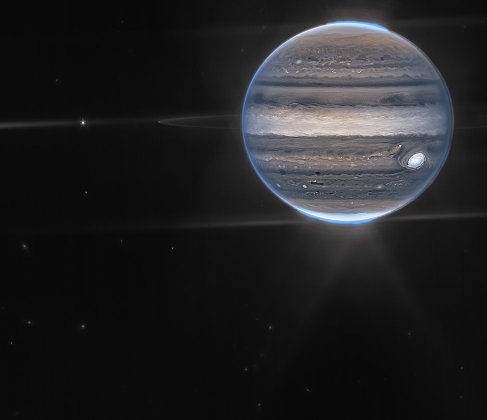 Na zverejnených snímkach vidno prudké vetry, polárnu žiaru, dva mesiace Jupitera či prstence planéty. Zdroj – NASA, ESA, CSA, Jupiter ERS Team, Ricardo Hueso (UPV/EHU) a Judy Schmidtová
