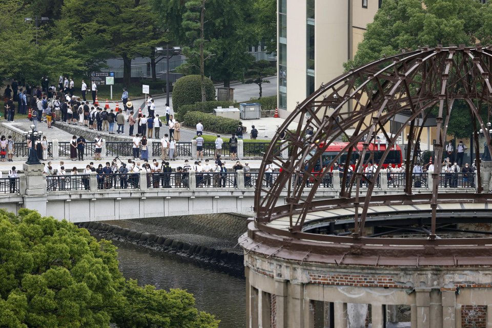 Návštevníci si minútou ticha uctili obete útoku na Hirošimu. Foto - TASR/AP