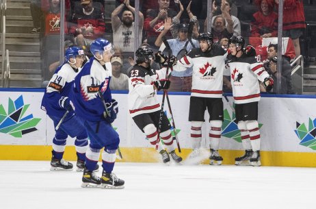 Kanadská radosť po jednom zo strelených gólov. Foto TASR/AP