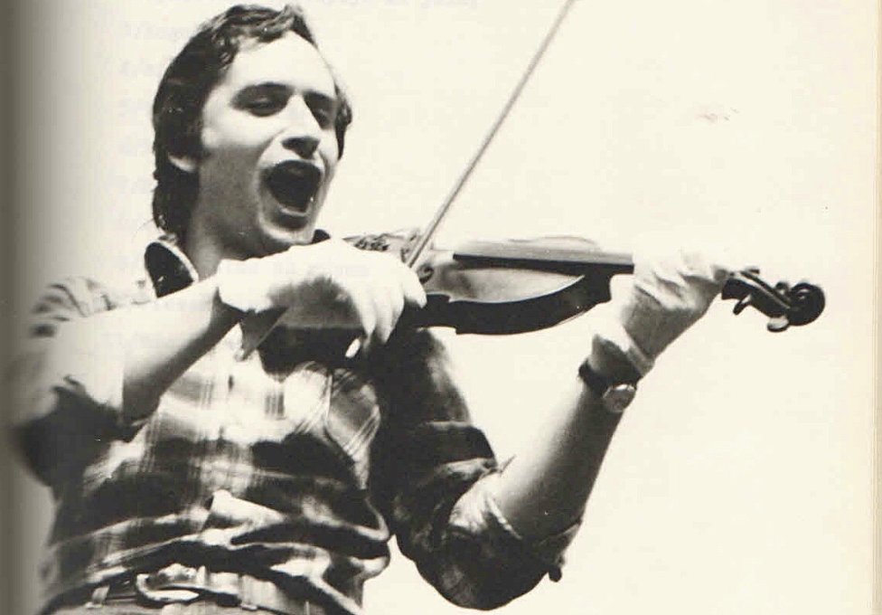 Pavel Malovič s husľami a primárskymi rukavicami, osemdesiate roky. Foto - archív Pavla Maloviča