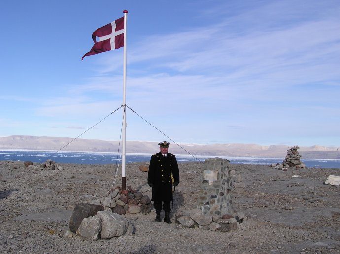 Per Starklint, kapitán dánskeho námorníctva, pod dánskou vlajkou na Hansovom ostrove medzi Dánskom a Kanadou. Foto - archív P. Starklinta, CC BY SA 3.0
