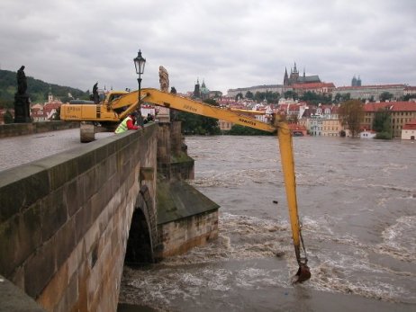 V roku 2002 využívali hasiči na ochranu Karlovho mosta bager s dlhým ramenom. Foto – HZS ČR