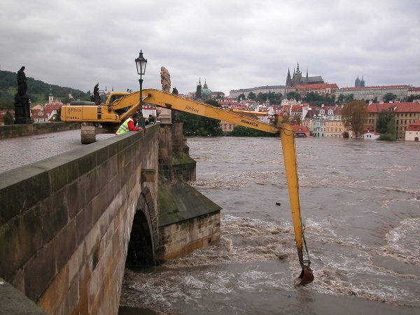 V roku 2002 využívali hasiči na ochranu Karlovho mosta bager s dlhým ramenom. Foto - HZS ČR