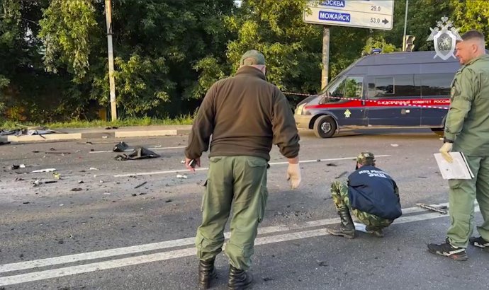 Vyšetrovatelia na mieste výbuchu auta Darie Duginovej 21. augusta 2022 v Moskve. Foto - TASR/AP