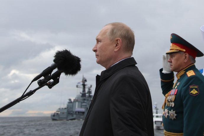 Ruský prezident Vladimir Putin sa prihovára na námornej prehliadke. Foto - TASR/AP