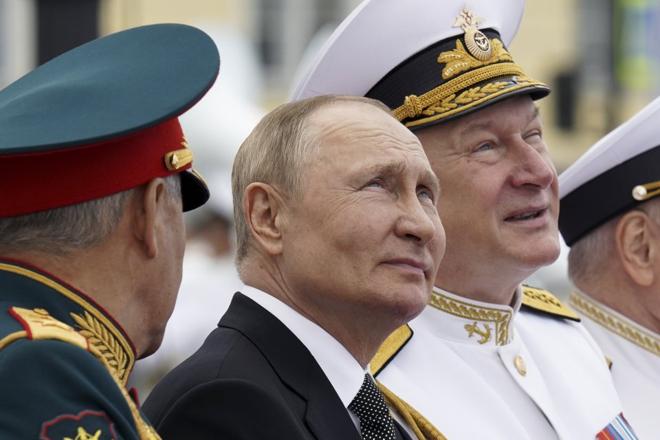 Vladimir Putin na oslavách Dňa námorníctva v Petrohrade. Foto - TASR/AP