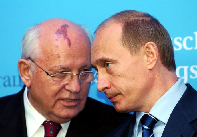Niekdajší sovietsky prezident Michail Gorbačov s ruským prezidentom Vladimirom Putinom v roku 2004. Foto -TASR/AP