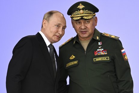 Vladimir Putin a Sergej Šojgu na nedávnej vojenskej výstave Armija 2022. Foto – TASR/AP