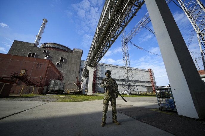 Ruský vojak hliadkuje v areáli Záporižskej atómovej elektrárne. Foto - TASR/AP