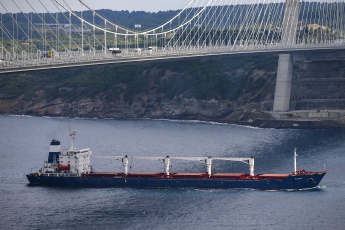 Nákladná loď Razoni sa plaví cez Bosporský prieliv. Foto - TASR/AP