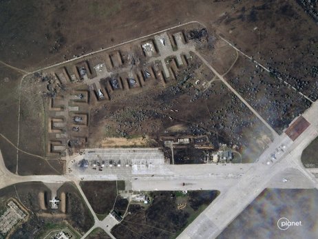 Satelitný záber Planet Labs PBC ukazuje zničené ruské lietadlá na leteckej základni Saky na ukrajinskom Kryme. Foto – AP/TASR