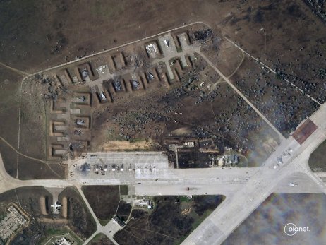 Letecká základňa Saky po útoku, snímka zo stredy. Vidno na nej osem zničených lietadiel. Foto – TASR/AP