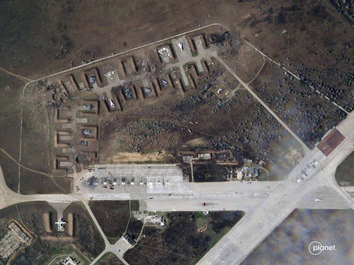 Letecká základňa Saky po útoku, snímka zo stredy. Vidno na nej osem zničených lietadiel. Foto - TASR/AP