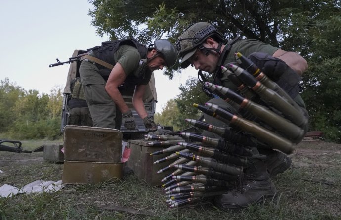Ukrajinskí vojaci pripravujú zbrane na ostreľovanie ruských pozícií v Charkivskej oblasti. Foto - TASR/AP