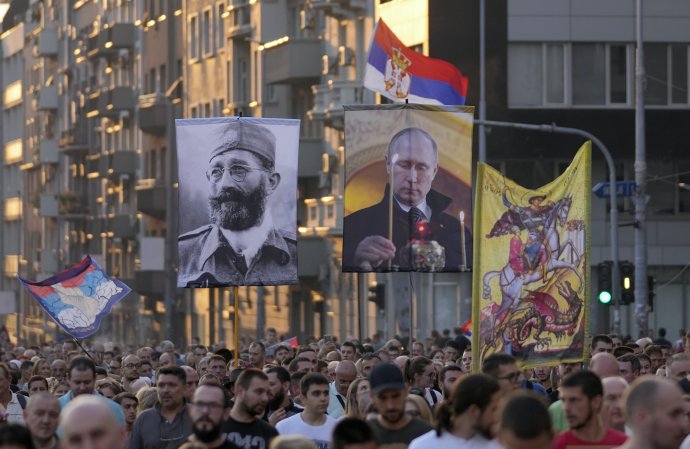 Putinova podobizeň sa ocitla aj na belehradskom proteste proti LGBTI pochodu Europride. Foto - TASR/AP