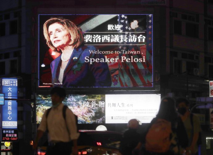 Nancy Pelosiová na plagáte v hlavnom meste Taiwanu. Foto - TASR/AP