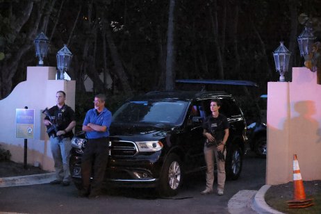 Agenti FBI a prezidentovej ochranky pred Mar-A-Lago. Foto – TASR/AP