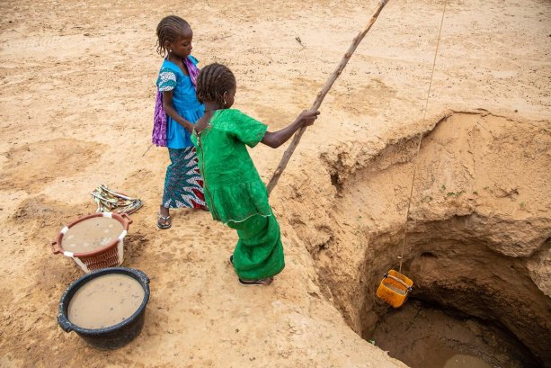 © UNICEF/UN0431956/Pouget V suchej oblasti Mauretánie ťahajú dievčatá vodu z hlbokých studní. Potom nesú 10 až 30 litrové nádoby na hlave niekoľko kilometrov. Ak potrebujú vodu na záhradku, otočia sa aj 10 -krát za deň.
