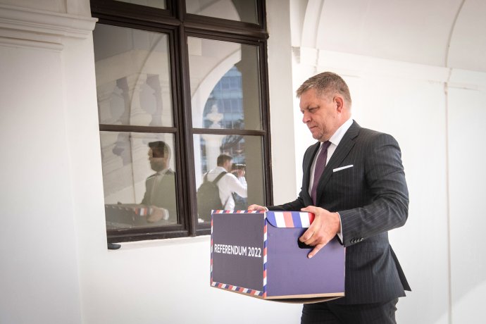 Robert Fico pred Prezidentským palácom s referendovými hárkami. Foto N - Vladimír Šimíček