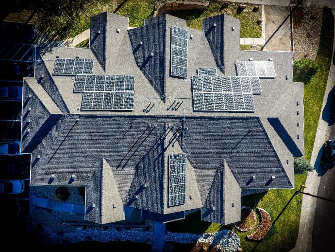 Mnohí ľudia si tento rok pre vysoké ceny energií nainštalovali na strechu solárne panely. Foto - JumpStory
