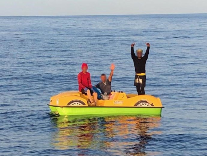 Trojica Kubáncov sa pokúsila dostať do USA na vodnom bicykli. Foto - Twitter USCG