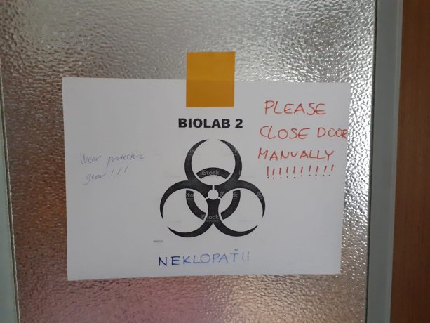 Provizórne biologické laboratórium v bývalej zasadačke. © VFA
