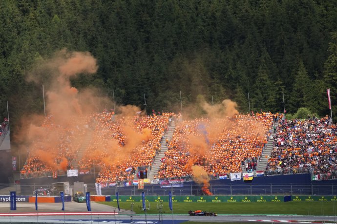 Fanúšikovia Maxa Verstappena počas VC Rakúska. Foto - TASR/AP, Matthias Schrader
