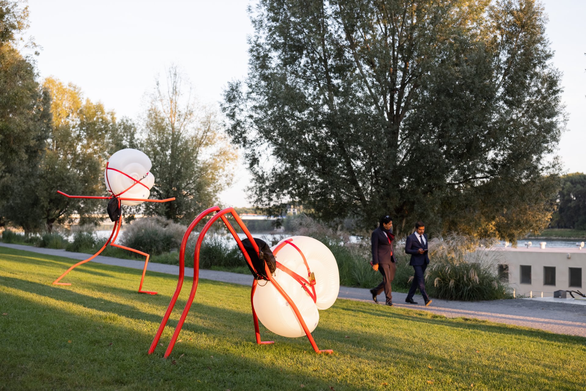 Pracovné preťaženie vtelil do sôch s nafúknutými hlavami. Umelec Pavol ...