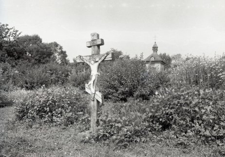 Takto zanedbane vyzeral vojenský cintorín v Ladomirovej po páde komunistického režimu v roku 1990. Foto – Vojenský historický ústav