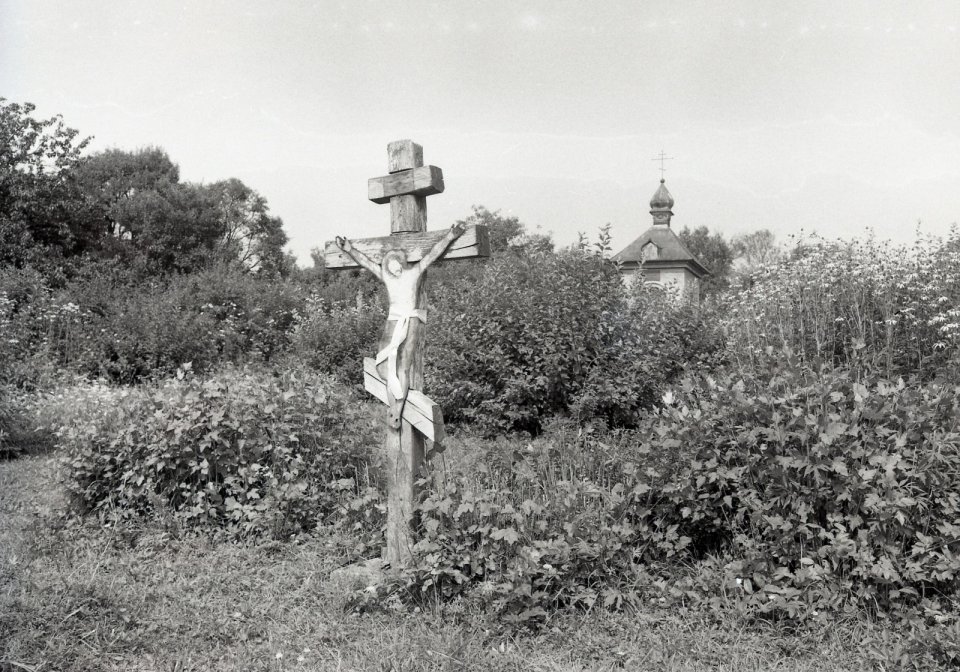 Takto zanedbane vyzeral vojenský cintorín v Ladomirovej po páde komunistického režimu v roku 1990. Foto - Vojenský historický ústav