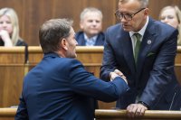 Igor Matovič si v parlamente podáva ruku s Borisom Kollárom. Foto - TASR