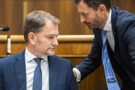 Igor Matovič a jeho premiér Eduard Heger počas schôdze o odvolaní ministra financií. Foto – TASR