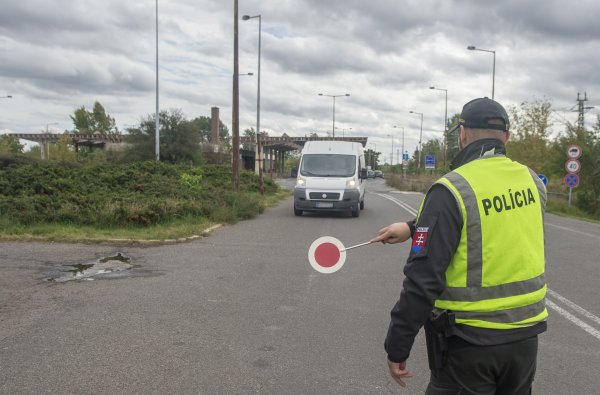 Hraničné kontroly sa obnovujú aj preto, že si Slovensko nevšímalo migrantov zo Sýrie