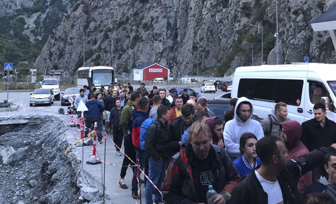 Ľudia čakajú na rusko-gruzínskej hranici. Foto mediazona
