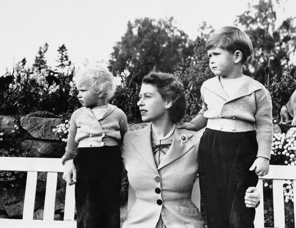 Kráľovná na zámku Balmoral v roku 1952 so synom Charlesom a dcérou Annou. Foto - TASR/AP