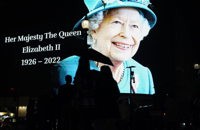 II. Erzsébet képe a Piccadilly Circuson. Fotó - TASR/AP