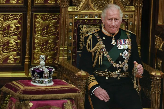 Karol III. vedľa kráľovskej koruny v máji 2022, keď ešte patrila jeho matke. Korunovácia bude najbližšie týždne až mesiace. Foto - tasr/ap
