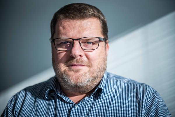 Konšpiráciám veríme v&nbsp;dôsledku evolúcie, no niektorí ľudia na to majú aj povahu, hovorí psychológ